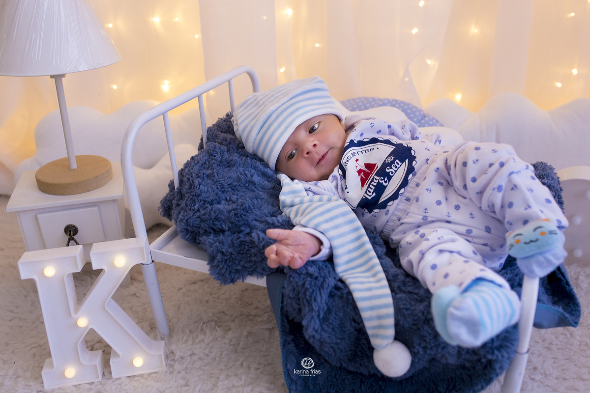 o bebe sorri durante sessão de fotos