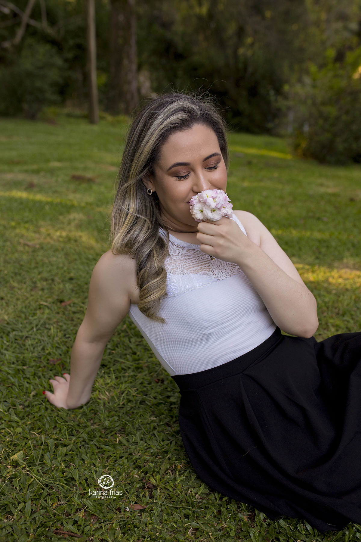 a mulher cheira as flores no ensaio externo pessoal