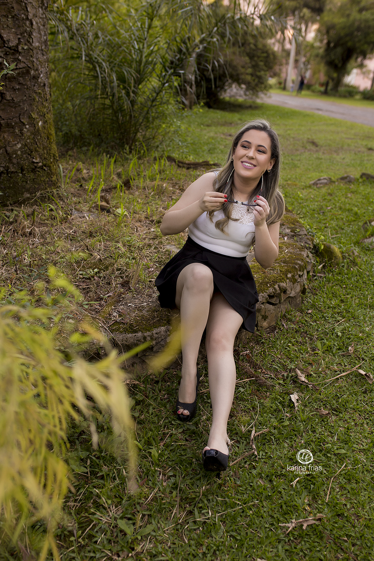 a modelo senta para as fotos externas