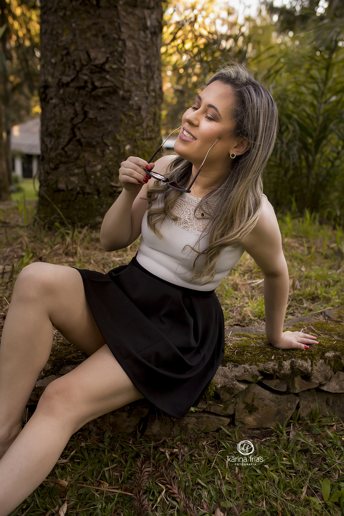 no ensaio externo pessoal, a mulher coloca os oculos de sol