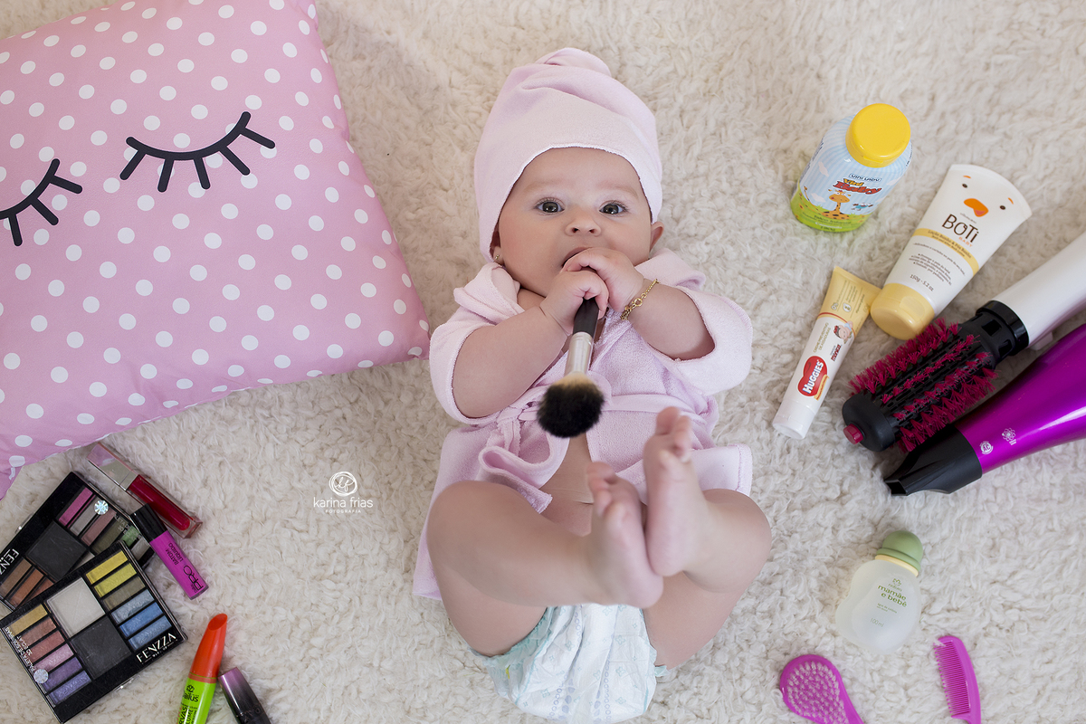 no quinto mes da bebe utilizamos acessorios de beleza para compor o cenario