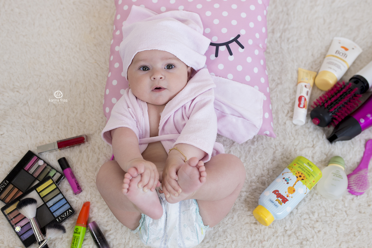 no ensaio infantil colocamos roupao de banho na bebe