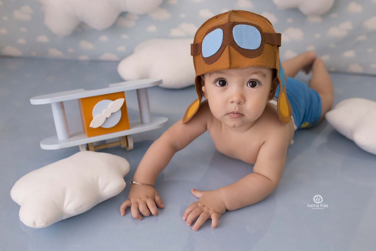 o bebe esta deitado no cenario de vaiador deste mês
