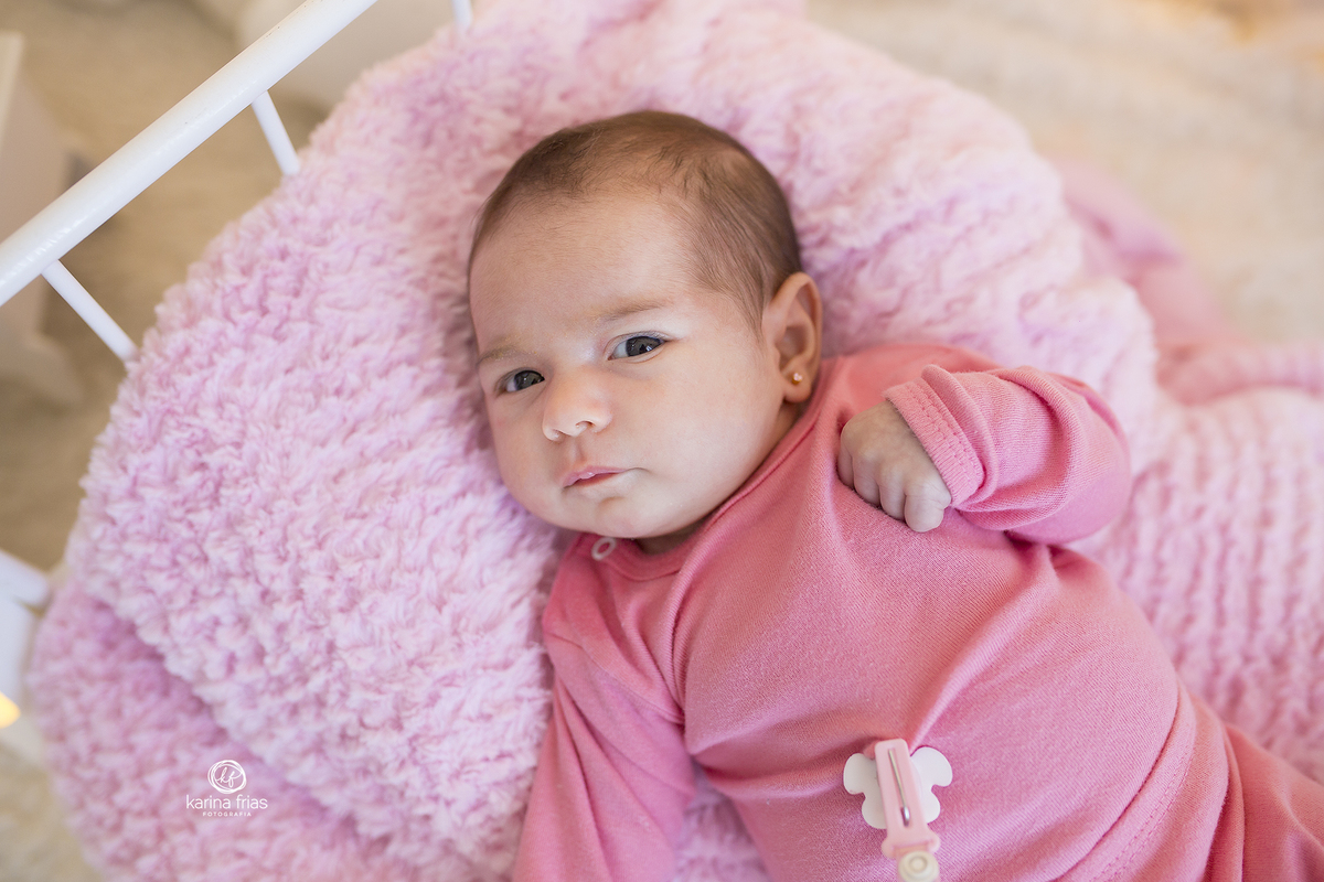 a bebe olha para a fotografa de caxias do sul, karina frias