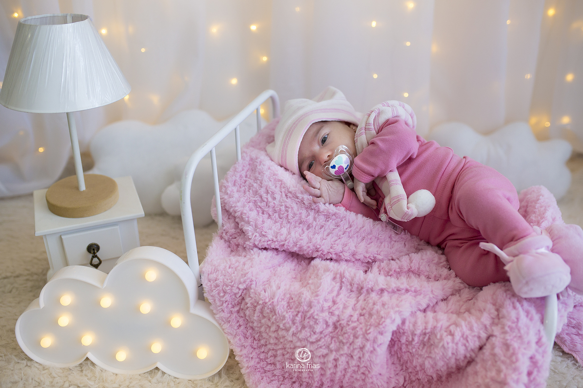 nas fotos mensais colocamos a bebe deitadinha