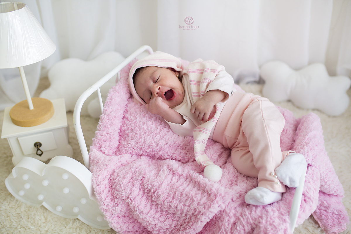 a bebe esta bocejando enquanto a fotografa de caxias do sul registra o momento