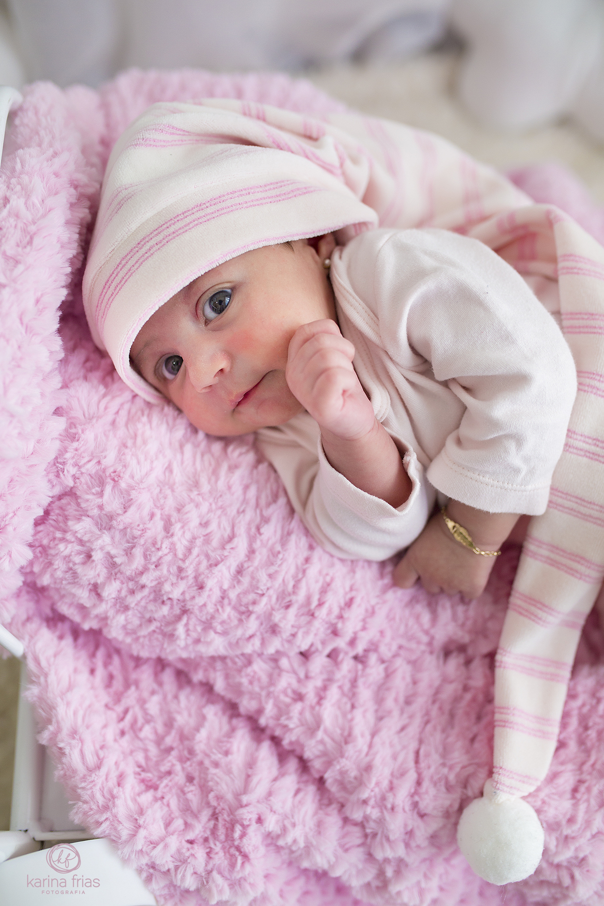 a menina olha para a fotografa de familia de caxias do sul, karina frias