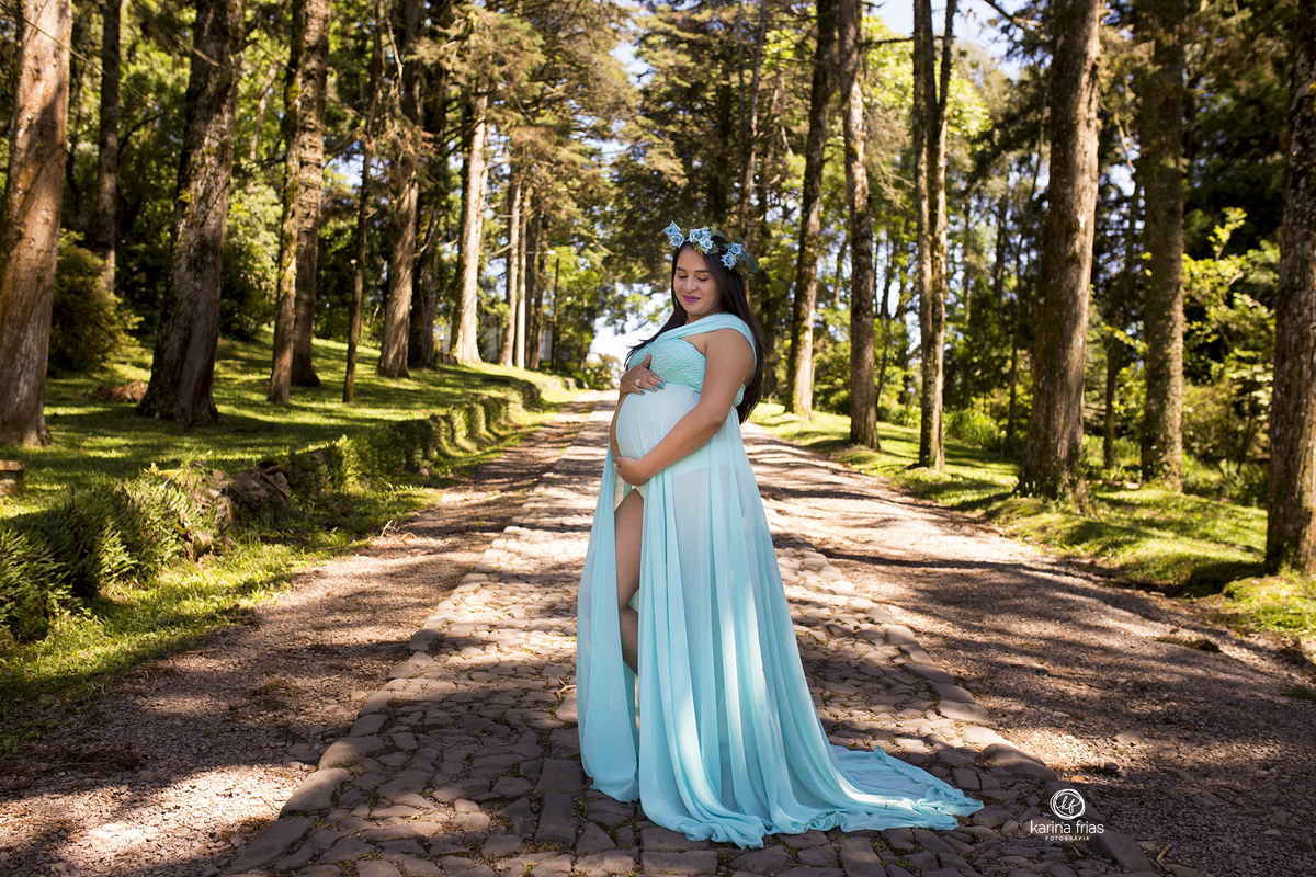 a gestante posa para a fotografa de gestante de caxias do sul, karina frias