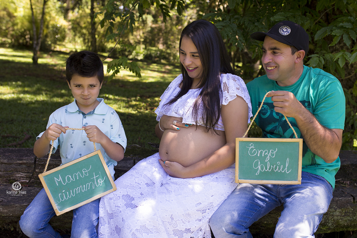 no ensaio de gestante externo utilizamos  plaquinhas como acessorios