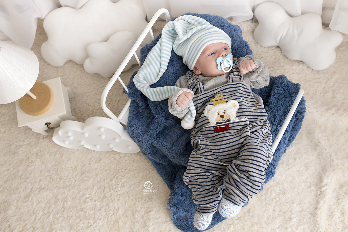 o bebe esta deitado para as fotos do seu acompanhamento mensal em caxias do sul