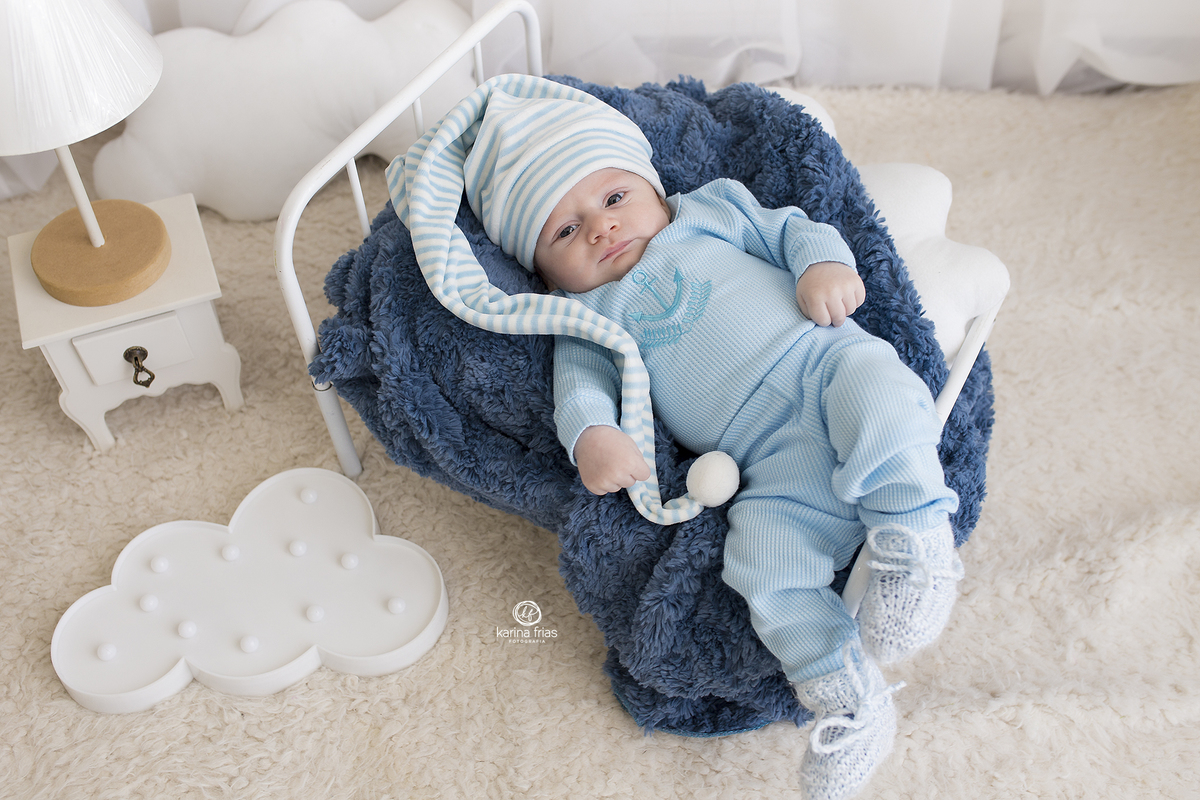 no ensaio infantil a fotografa de caxias do sul, coloca o bebe deitado