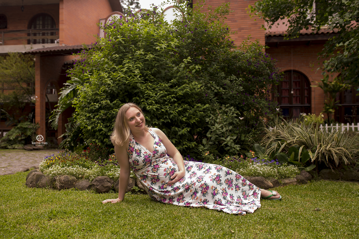 no ensaio de gestante a mae esta sentada no chao