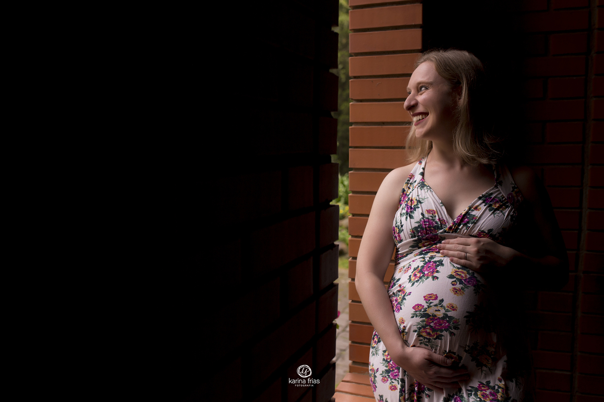 a gestante olha entre a janela