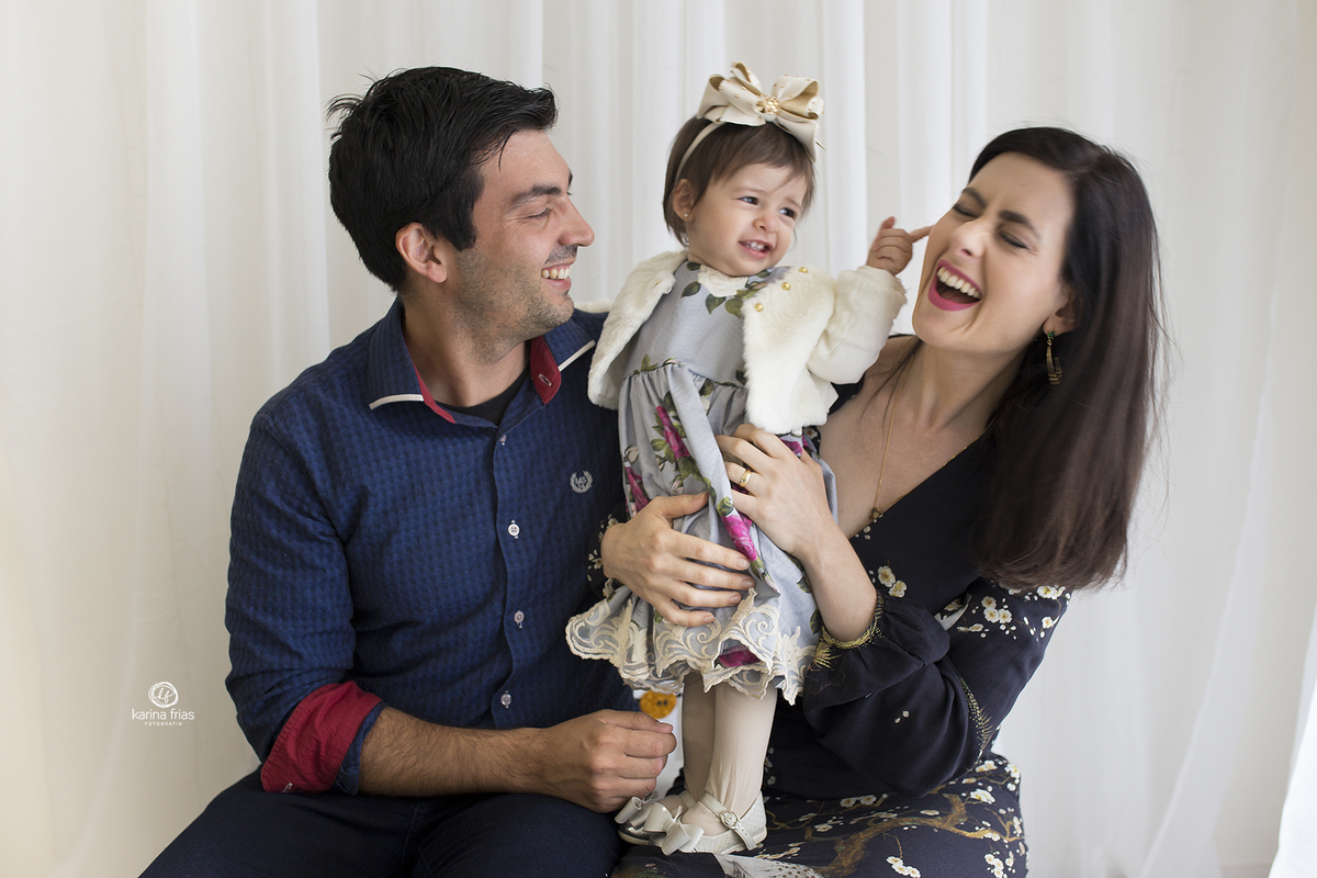 os pais brincam com a filha no ensaio promocional da fralda huggies