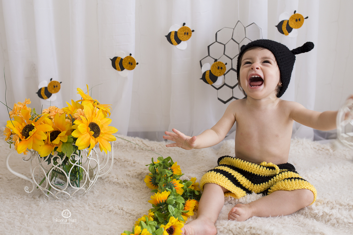 a criança se diverte durante ensaio infantil