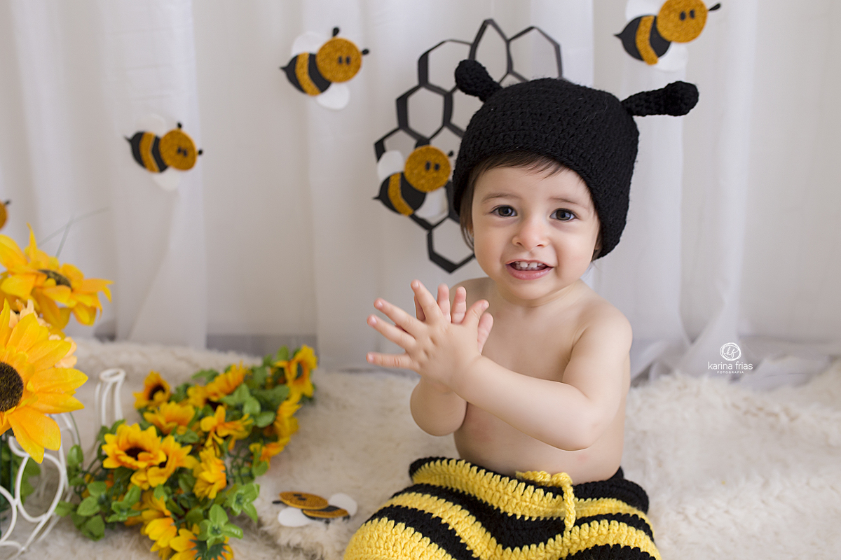 a criança bate palmas no ensaio infantil