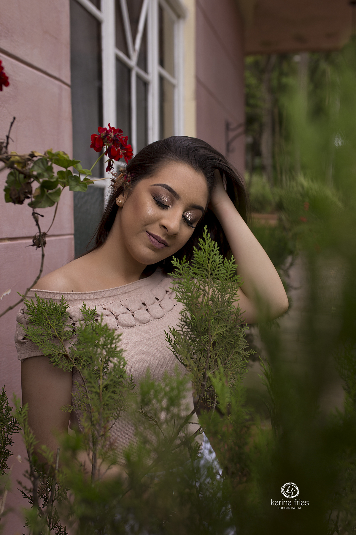 a menina fecha os olhos durante o ensaio de 15 anos