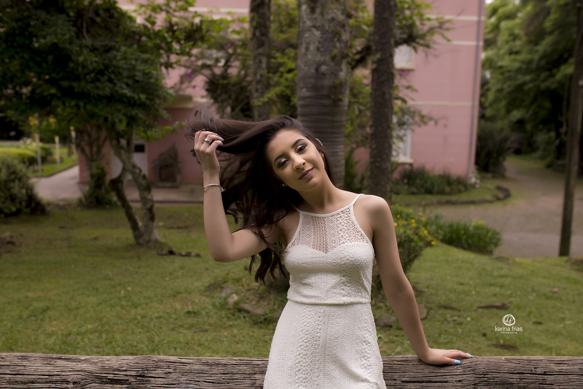 no ensaio de 15 anos a modelo mexe no cabelo