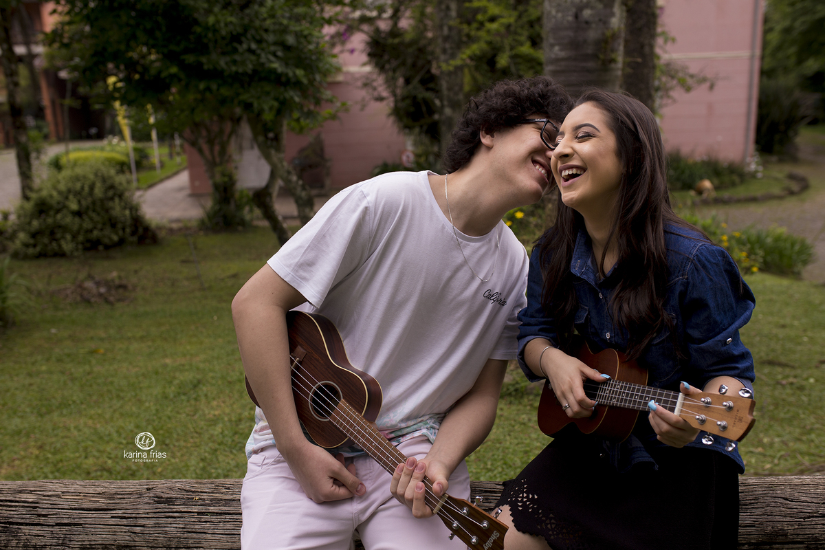os namorados se divertem durante ensaio externo de 15 anos