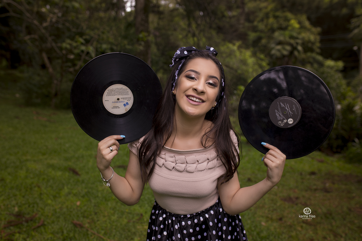 a modelo segura discos de vinil estilo anos 60