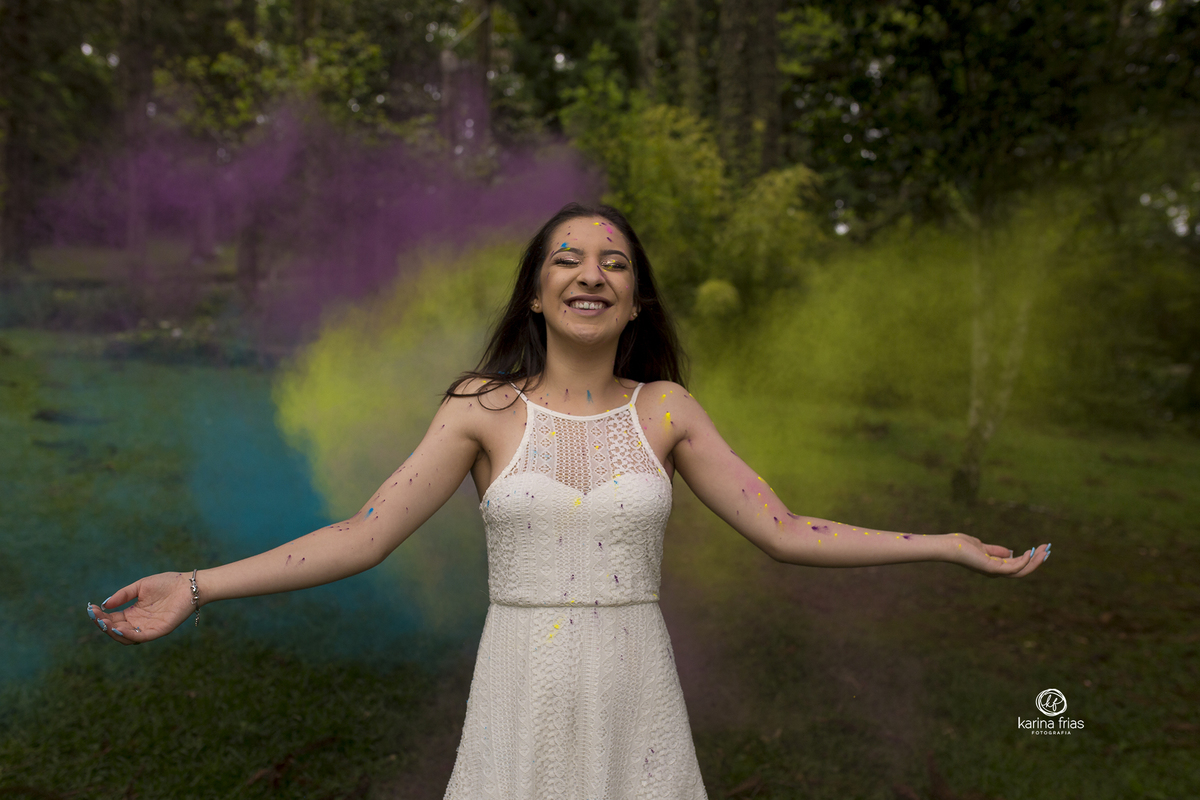 no ensaio externo de 15 sujamos a modelo com tinta em pó colorida