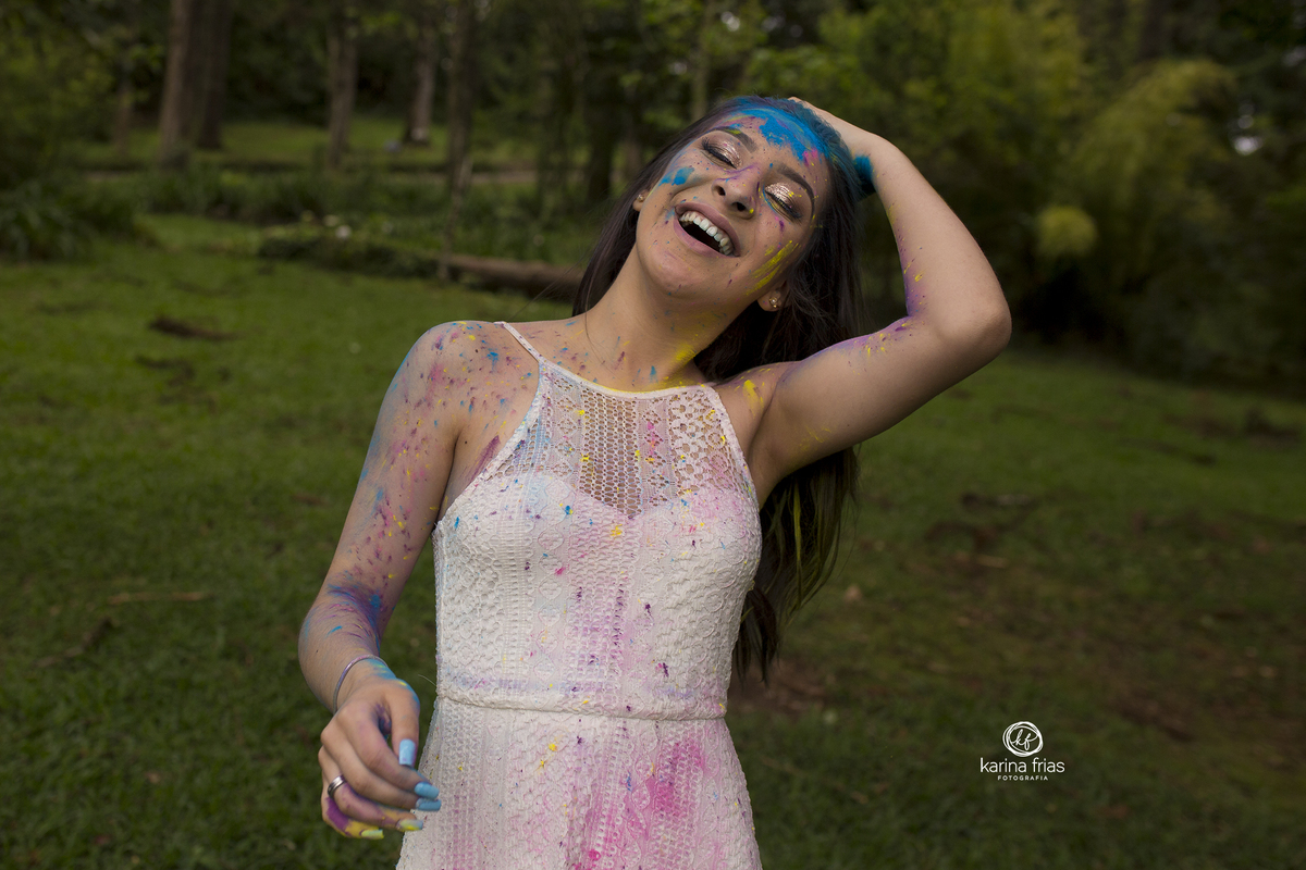 a  menina fica suja durante o ensaio de 15