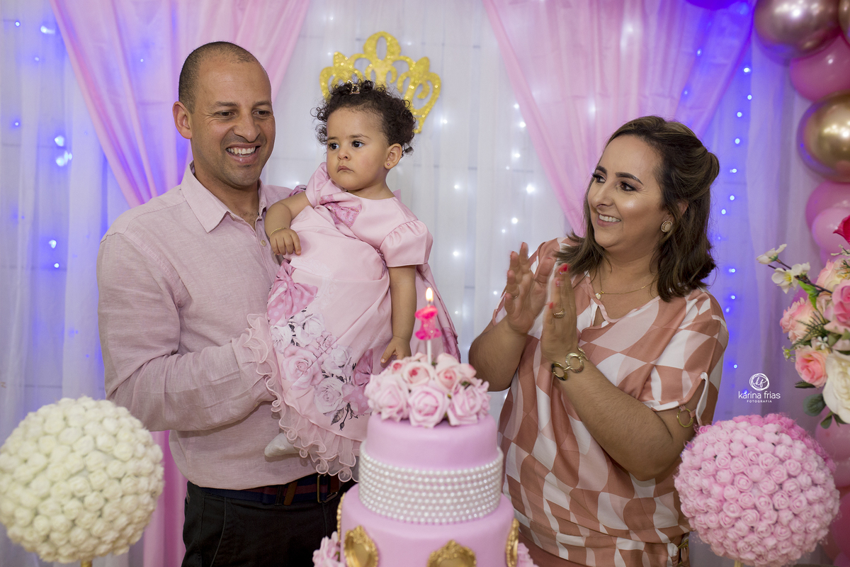 os pais cantam parabens para a filha na festa