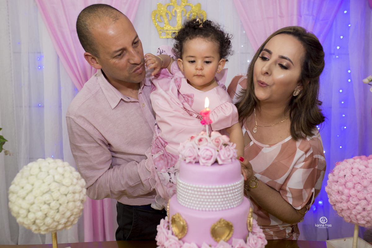a familia assopra as velinhas no aniversario infantil