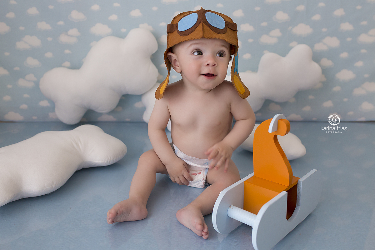 o menino olha para o lado na sessão de estudio