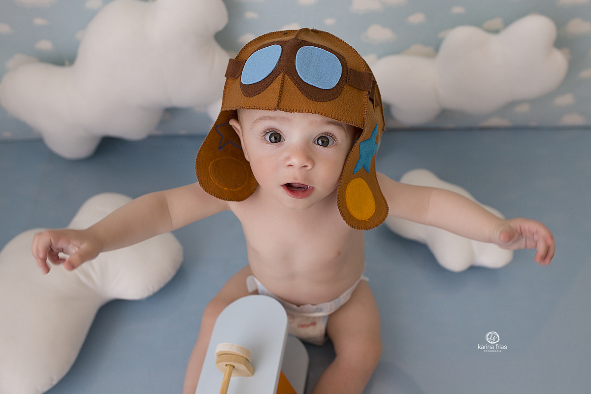 o menino abre os braços para as fotos