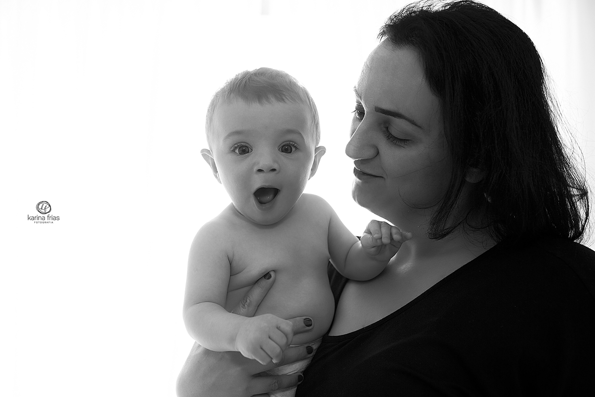 a mae olha para o filho com carinho durante sessão de fotos