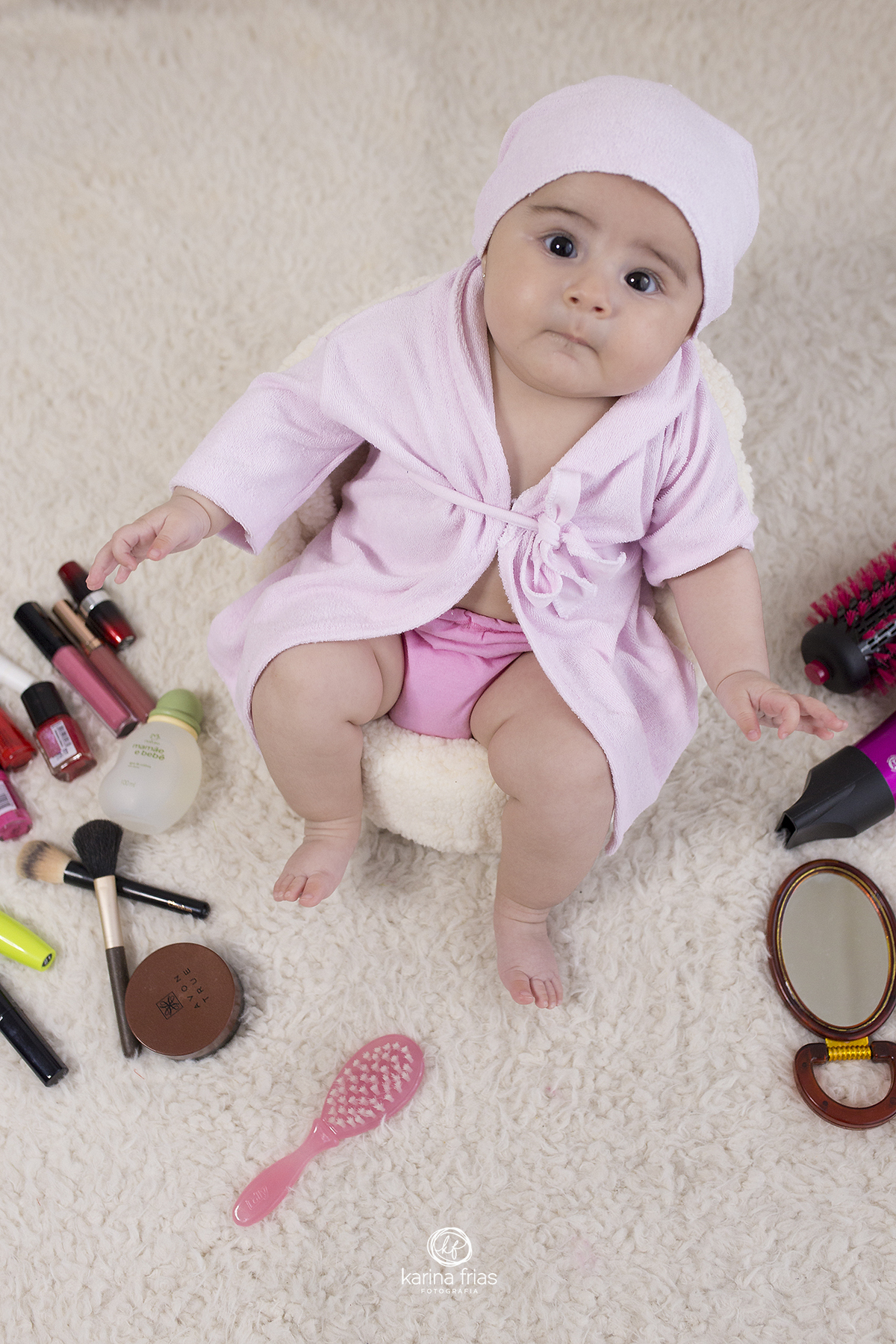 a beb esta vestida de roupao par as fotos mensais