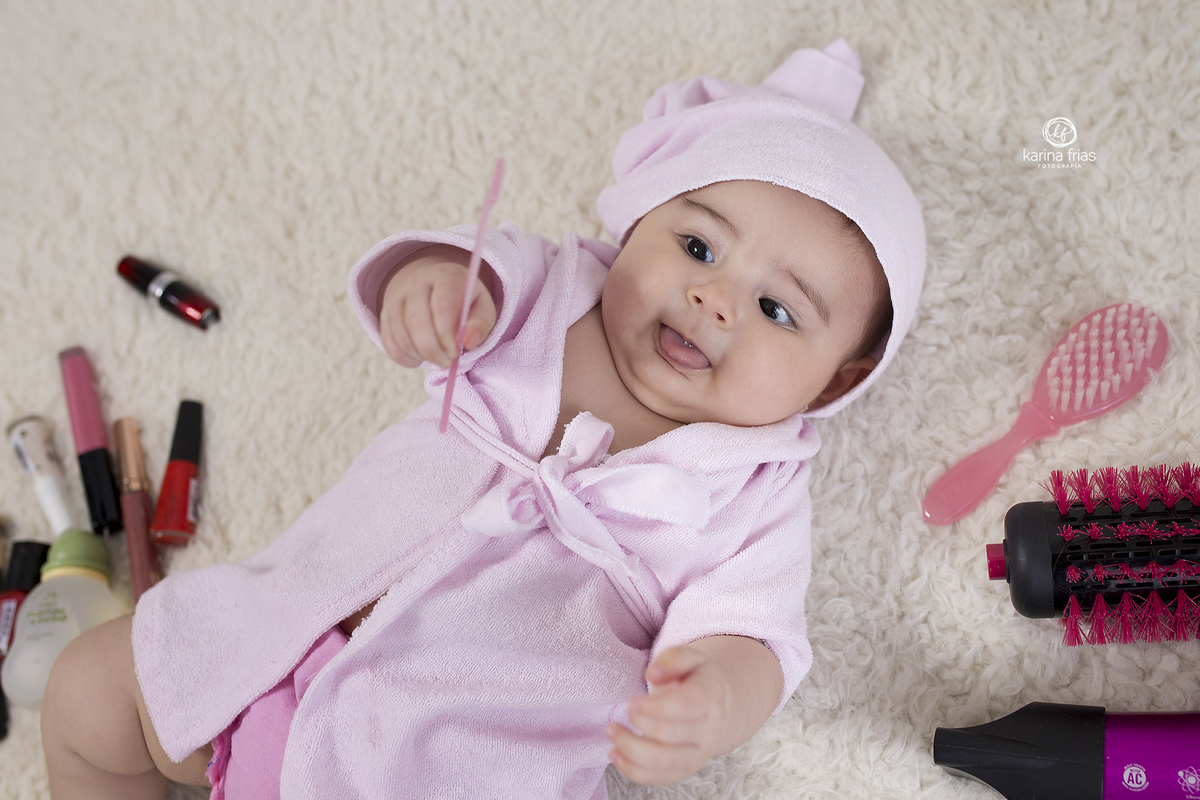 a menina segura o pente para as fotos de sessão de beleza