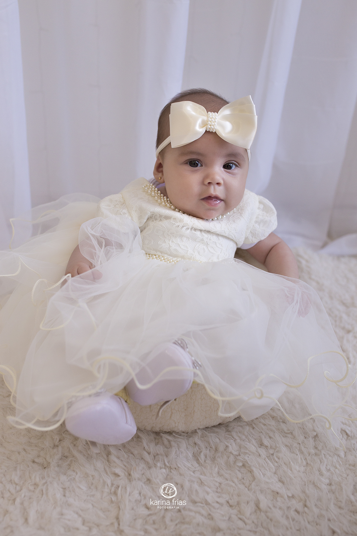 a menina olha para a fotografa de familia de caxias do sul, karina frias