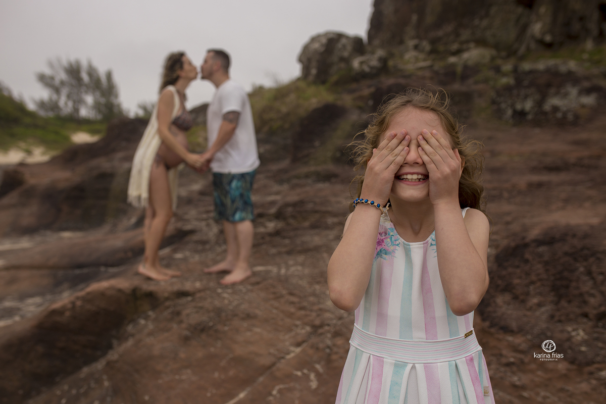 a menina se esconde enquanto os pais se beijam
