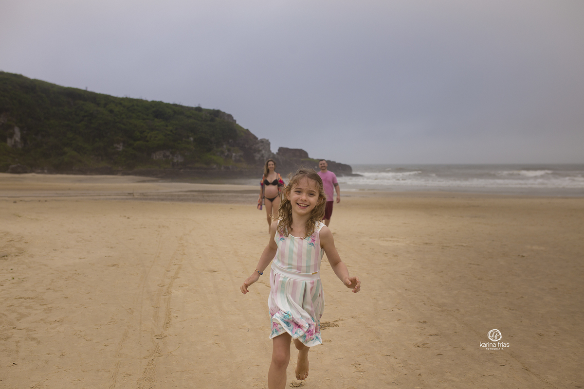 no ensaio de gestante a menina corre