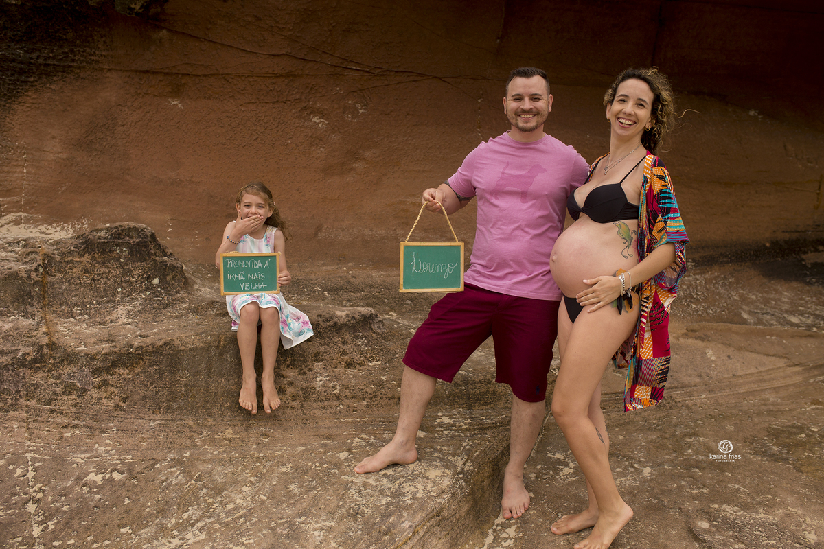 os pais seguram plaquinhas no ensaio externo