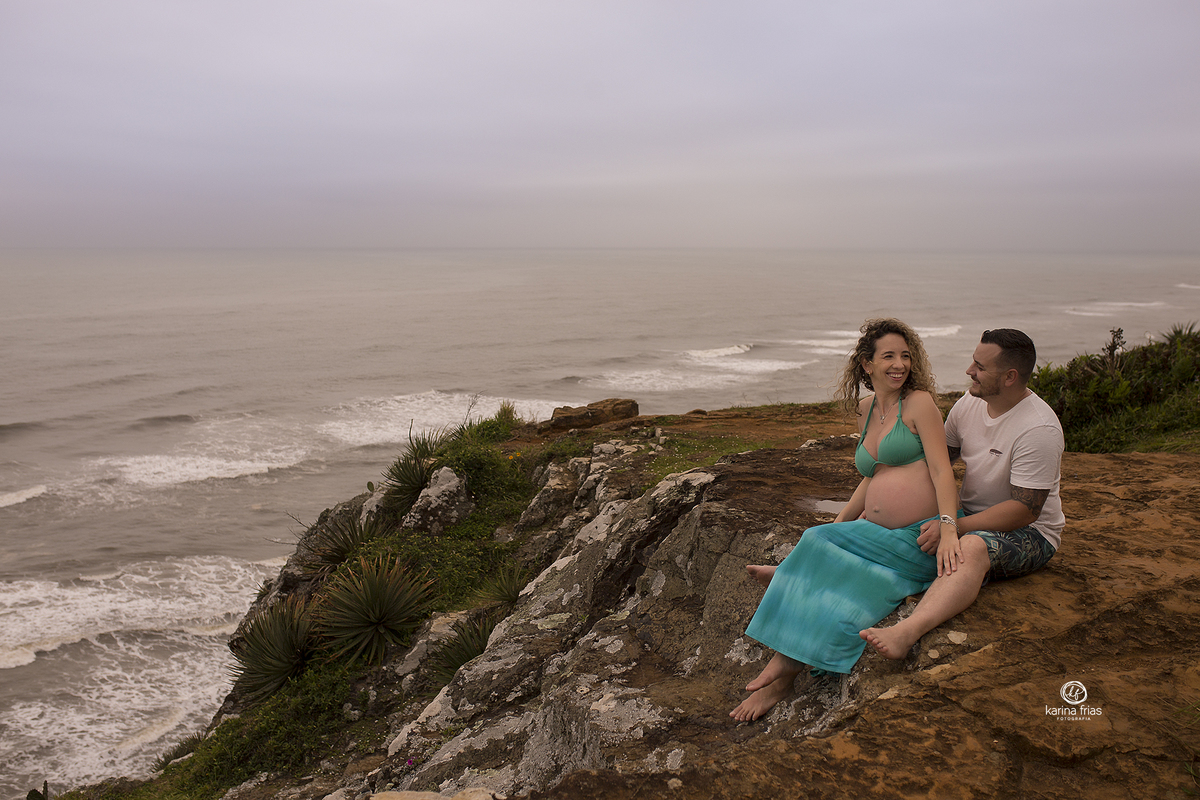 os pais estao brincando durante sessão de fotos