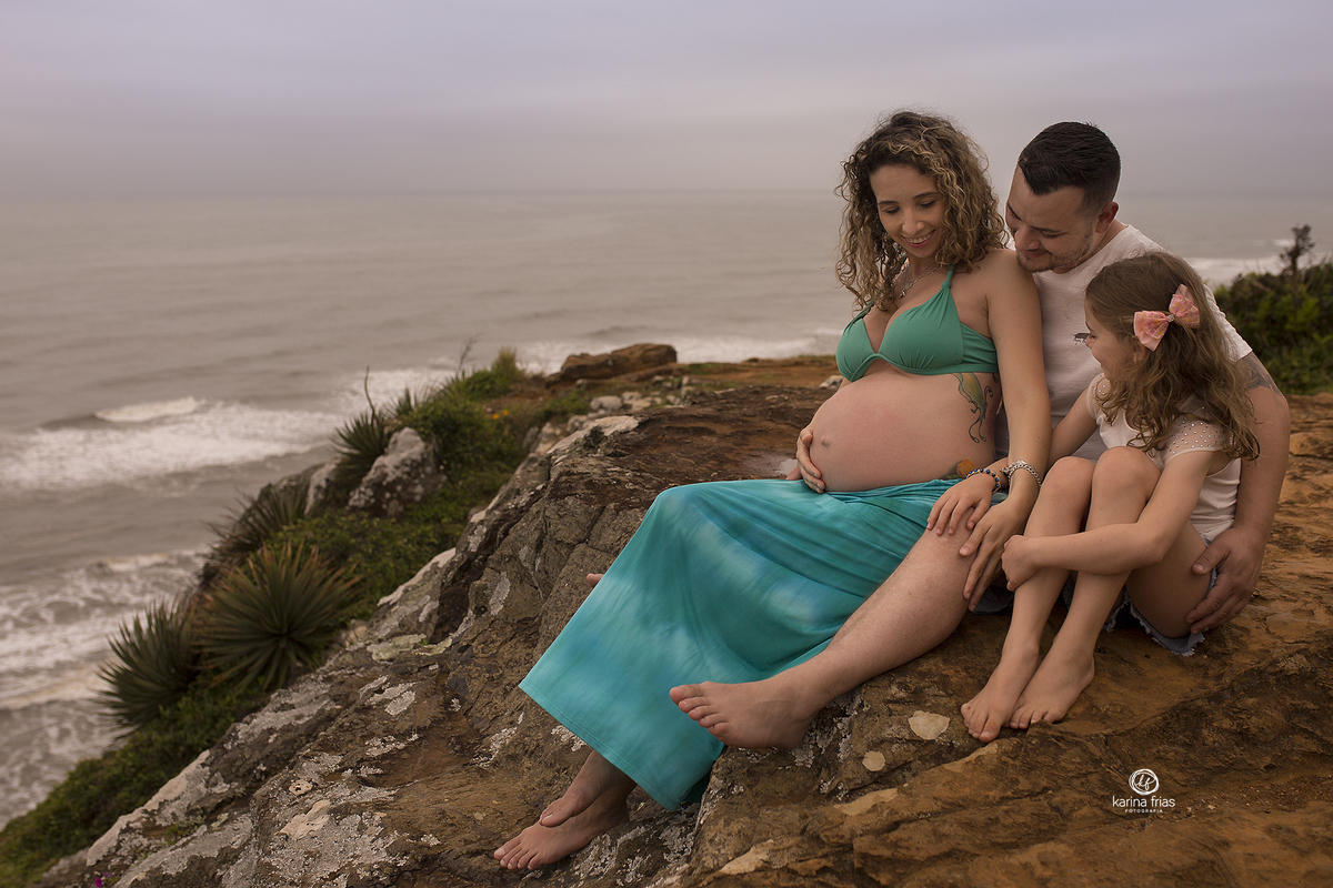 a familia olha para a barriga da mamae