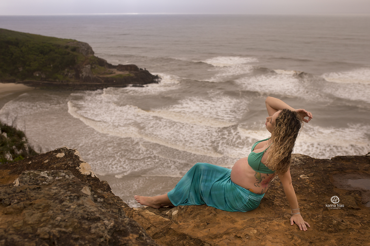 a gestante esta em cima do morro na praia de torres