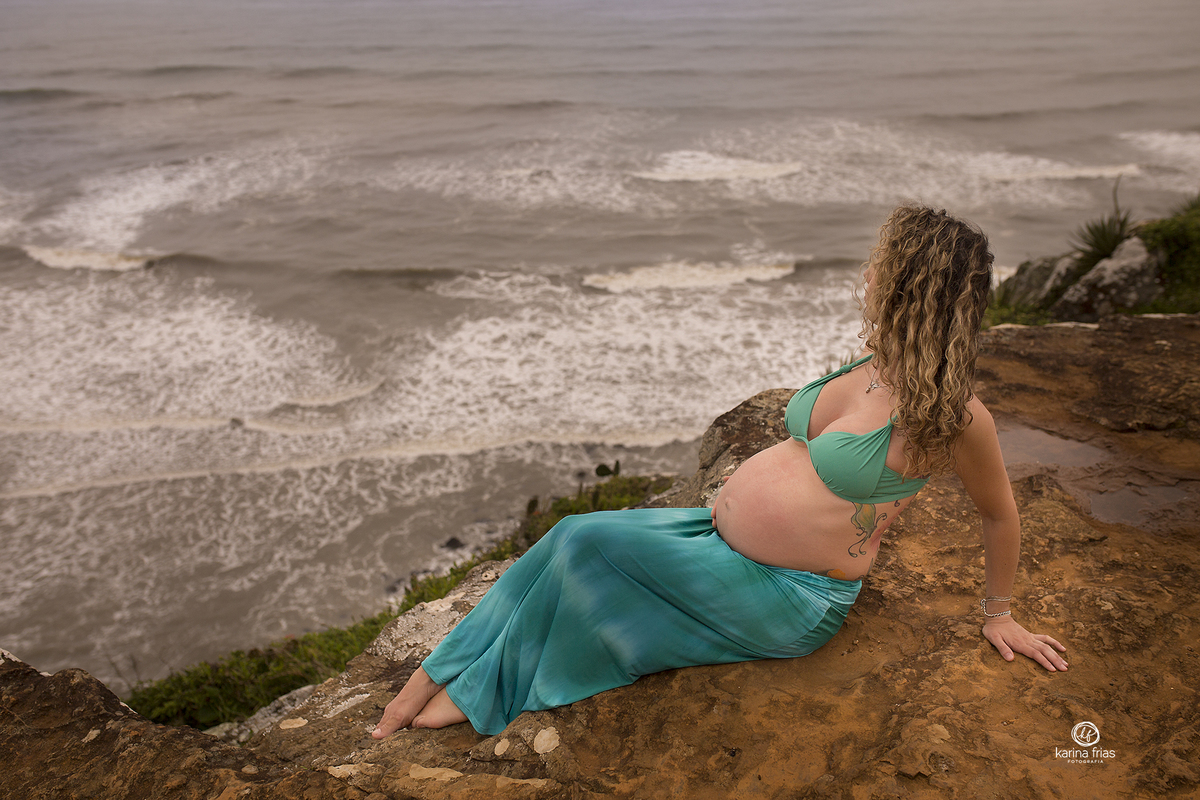 a modelo contempla o mar durante ensaio externo