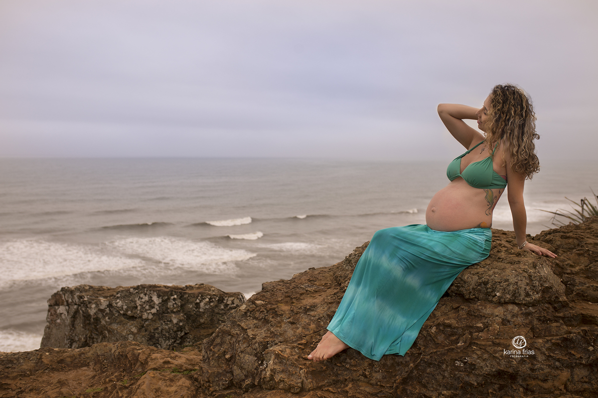 a gestante olha para o mar
