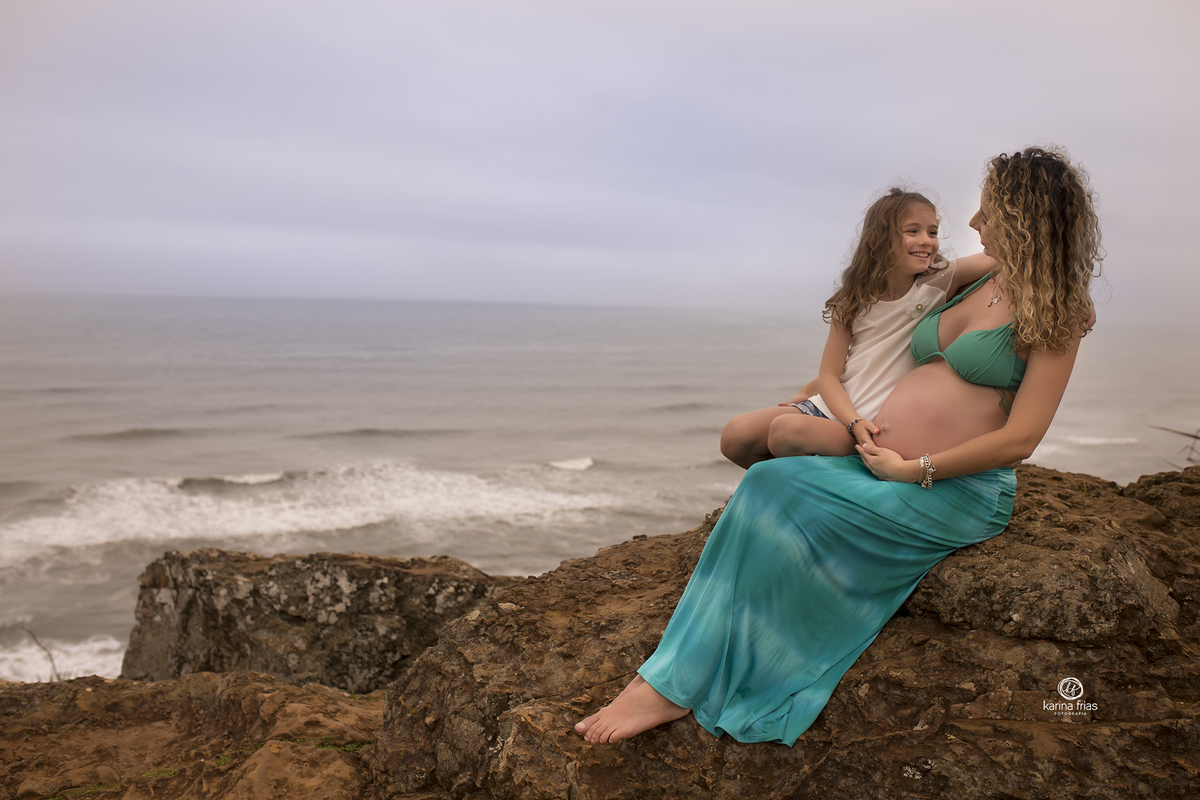a filha abraça a mae durante a sessão de fotos
