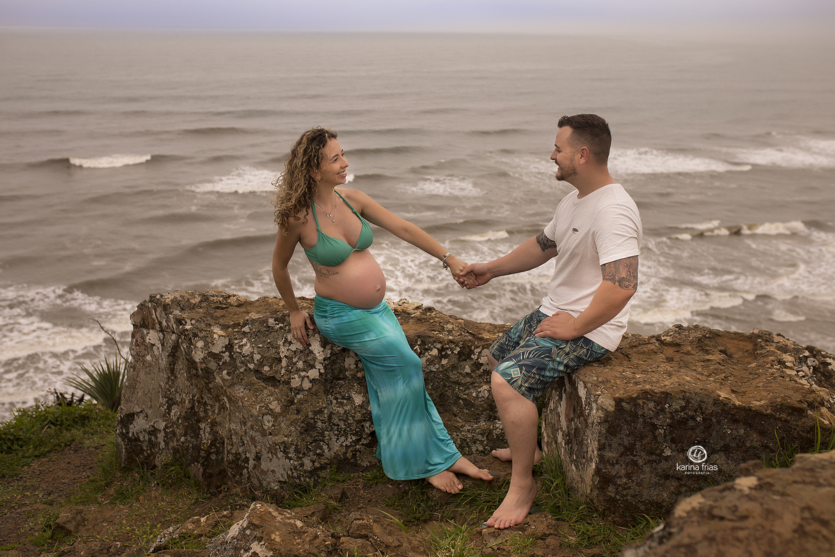 os pais se dao as maos no ensaio externo