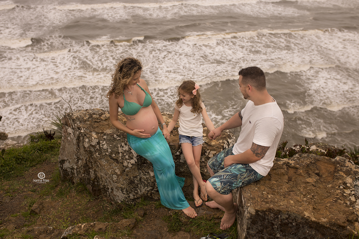 no ensaio de gestante a familia se olha