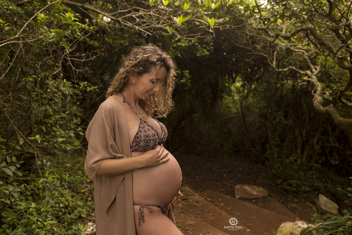 a gestante olha para a barriga 