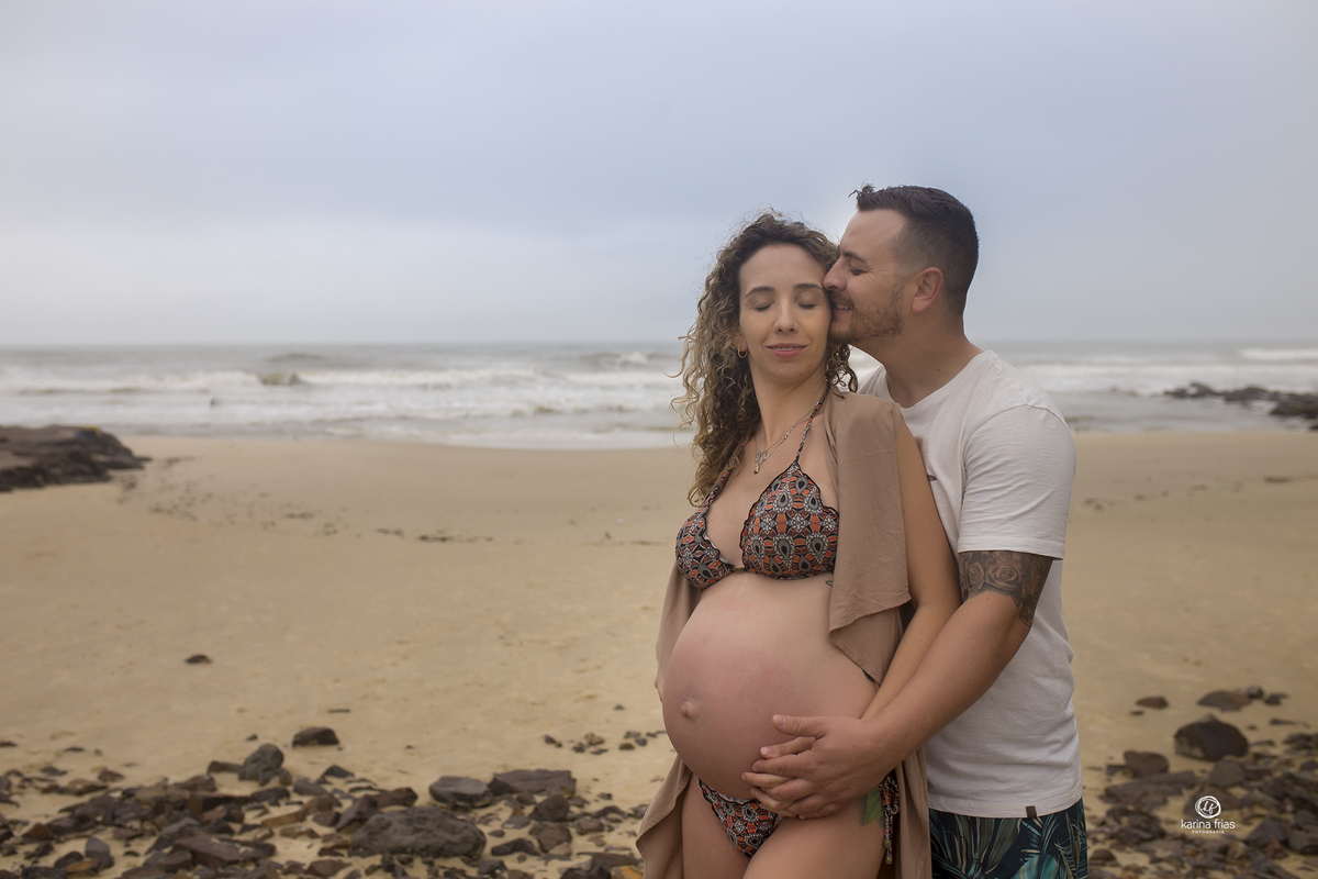o pai beija a mae durante a sessão de fotos