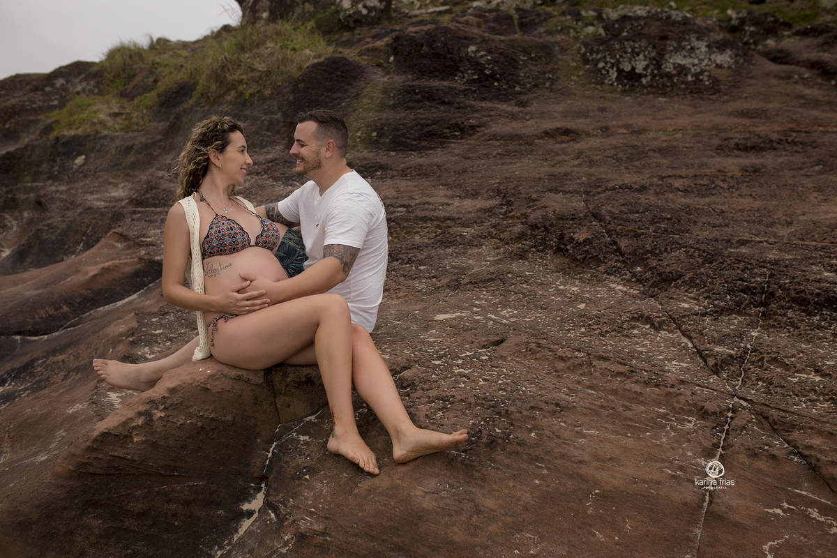 os pais se olham durante a sessão de fotos em torres 