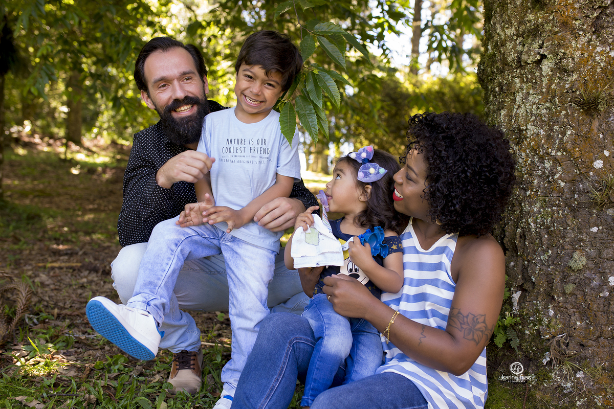 a familia brinca durante ensaio externo