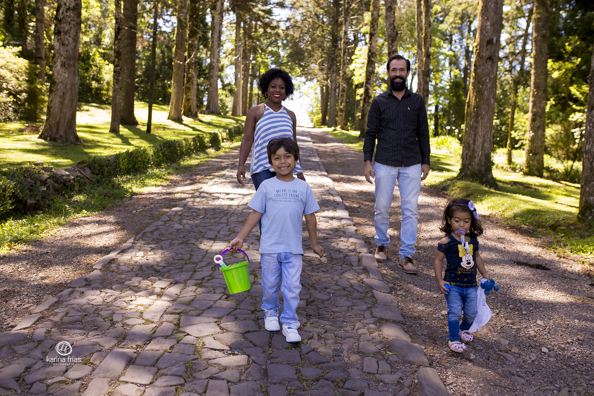 no ensaio externo a familia caminha